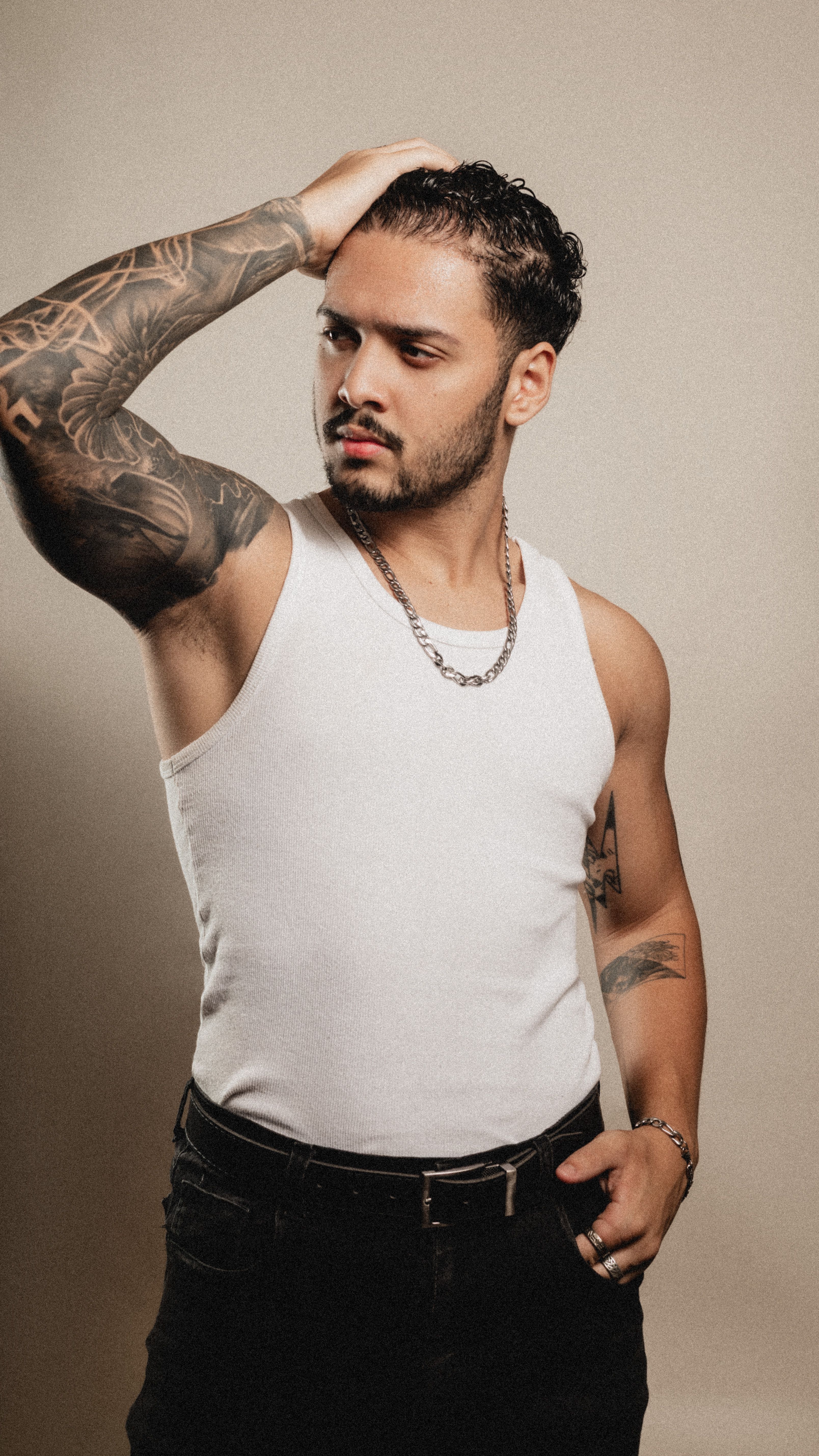 Jovem com sleeve de blackwork usando regata